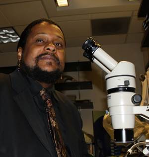 Image of Tyrone Hayes, Ph.D. in his lab. http://beyondpesticides.org/images/tyronebh-2forweb.jpg